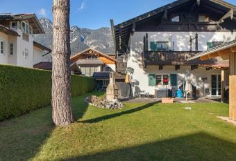Alpen Lodge has Balcony rooms