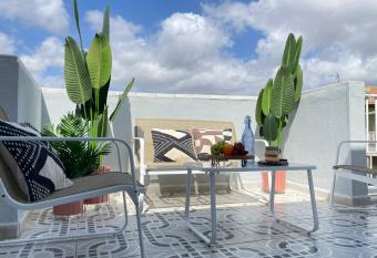   tico a 15 min en tren del centro has Balcony rooms