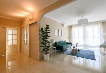 Appartamento BELLE VUE has rooms with a private hot tub