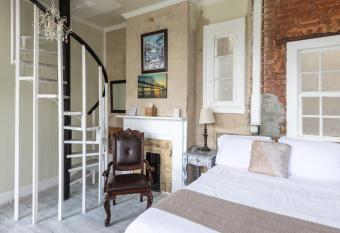 Fleur De Lis Mansion has rooms with a private hot tub