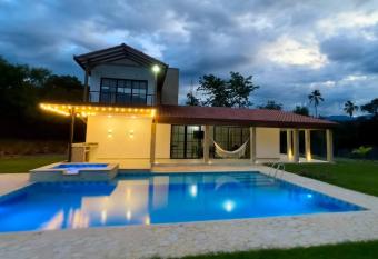 Villa Sole Un Para  so has rooms with a private hot tub