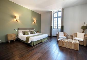 Domaine de L Esperon allows 18 year olds to book a room
