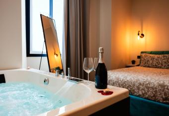 David s Suite&Spa con parcheggio privato has rooms with a private hot tub