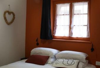 Au Refuge des amoureux avec baignoire Baln  o 2 personnes has rooms with a private hot tub