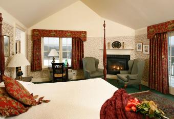 Chesterfield Inn has rooms with a private hot tub