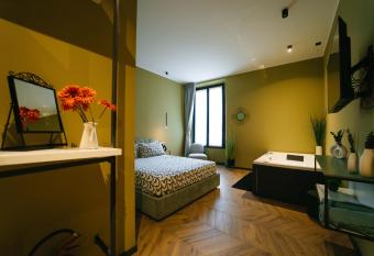 Victoria s Suite&Spa con parcheggio privato has rooms with a private hot tub