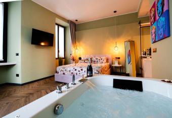 Marylin s Suite&Spa con parcheggio privato has rooms with a private hot tub