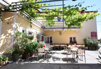 Rooms and apartment Ambro  i   has Balcony rooms