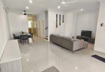 Setia Alam Convention Center Spacious House has rooms with a private hot tub