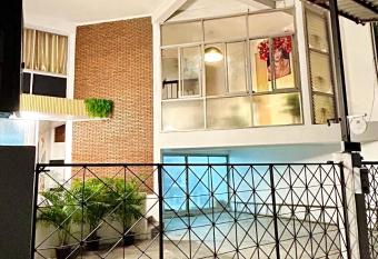 Coco House sukhumvit 1 BTS ploenchit has Balcony rooms