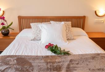 Hostal Montserrat has Balcony rooms