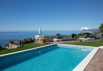 Villa Montefontane has Balcony rooms