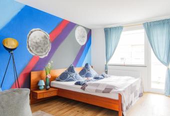 - Modern Space 3-Bedroom Apartment with Balcony BBQ & Parking I 3 x Kingsize Bed I 10 Mins Central Station I Big TV I Free Candies - has Balcony rooms