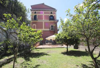 LA CASCATA (palazzo Pellegrino) has Balcony rooms