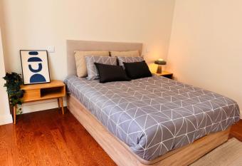 Augusta Luxury Apartment - near pra  a do com  rcio has rooms with a private hot tub