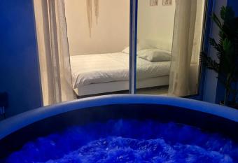 Cocon avec spa has Balcony rooms