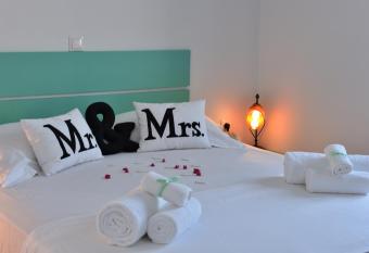 Glyfa Village has rooms with a private hot tub