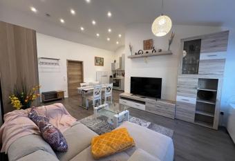 VipStay schicke 53M2 Suite mit Balkon, kostenlosen Parkplatz und Wlan, nah zu SAP, MLP, Heidelberg, Museum Sinsheim, Hockenheimring, Sandhausen, usw has Balcony rooms