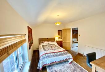 18th Century Oak Beamed Cosy Cottage has Balcony rooms