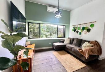 Casa en Ciudad Col  n en medio de monta  as has rooms with a private hot tub