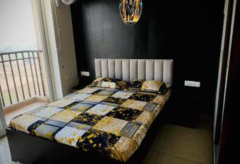 The Black Lion Den has Balcony rooms