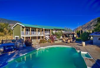 Similkameen Wild Resort & Winery Retreat has Balcony rooms