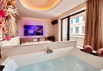 Blossom Suite-Hyper centre Jacuzzi Balcon clim has rooms with a private hot tub