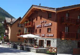Hotel L  Aiglon allows 18 year olds to book a room