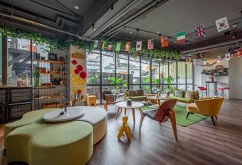 Light Hostel - Tainan allows 18 year olds to book a room