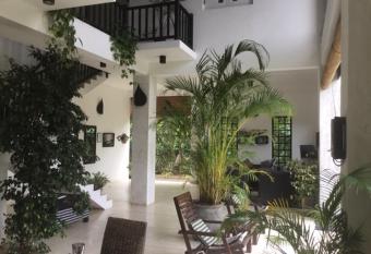 Madampe House 3 bedroom villa with pool for#7 has rooms with a private hot tub