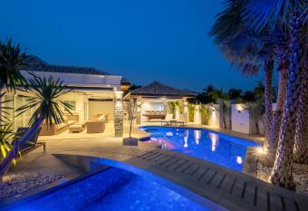 Orchid Paradise Homes Villa has rooms with a private hot tub