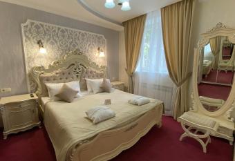 Grand Christer Hotel has rooms with a private hot tub