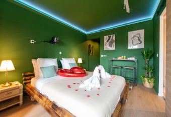 The Jungle - Jacuzzi, Sauna & Projector has rooms with a private hot tub