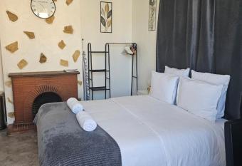 Studio 3    La Trinit   proche de Nice 10 mn, Monaco 15 mn et l Italie 30 mn has Balcony rooms