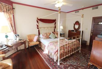 Inn at 835 Boutique Hotel has rooms with a private hot tub