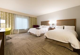 Hampton Inn & Suites Orangeburg has rooms with a private hot tub