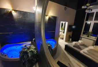 Apartament z jacuzzi Krak  w Rynek has rooms with a private hot tub