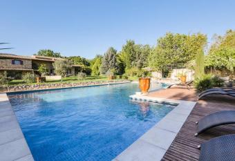 Gite au coeur de la Provence & SPA allows 18 year olds to book a room