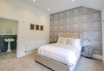 The Kings Arms Rooms has Balcony rooms