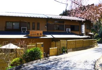 Miyoshino Sakuraan allows 18 year olds to book a room