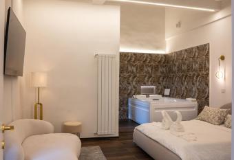 Enjoyhousebracciano Suite 3 has rooms with a private hot tub