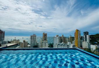 Apartamento con hermosa vista y piscina en Santa Marta has rooms with a private hot tub