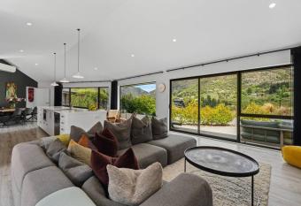 Scenic Arthur s Point Luxury has rooms with a private hot tub