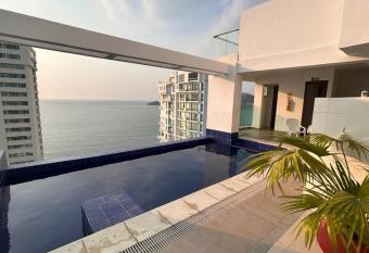 Apartamento rodadero sur has rooms with a private hot tub