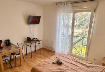 Studio tout   quip   avec parking priv   N21 has Smoking rooms