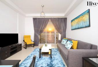 Full sea sunset view, Marjan Island, beach, 1 bed has rooms with a private hot tub