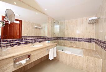 Bahia Principe Grand Coba - All Inclusive has rooms with a private hot tub