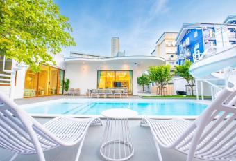 Paco Villa Pattaya allows 18 year olds to book a room