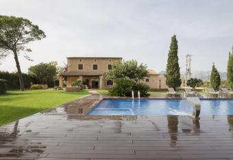 Es Pouet has Balcony rooms