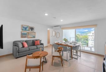 Upstay - 3BR New Condo in Jaco 5mins to Beach allows 18 year olds to book a room